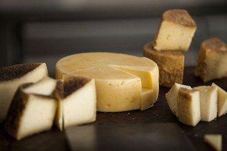 Na Serra da Canastra, produtores preservam o modo tradicional e artesanal de fazer queijo -  (crédito: Alexandre Mota/Divulgação)