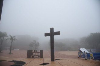 Neblina toma conta da Praça do Papa, Região Centro-Sul de Belo Horizonte -  (crédito: Gladyston Rodrigues/EM/D.A.Press)