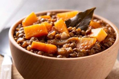 <p>A lentilha é uma leguminosa cultivada desde a Antiguidade e associada à prosperidade. Por isso, tornou-se tradicional em refeições de fim de ano em várias culturas, simbolizando renovação e fartura.</p>
 -  (crédito:  Imagem Freepik)