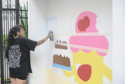 Raquel Bolinho conta com centenas de obras espalhadas por edifícios, viadutos e muros de Belo Horizonte, Itabira e São Paulo -  (crédito: Alexandre Guzanshe/E.M./D.A. Press)