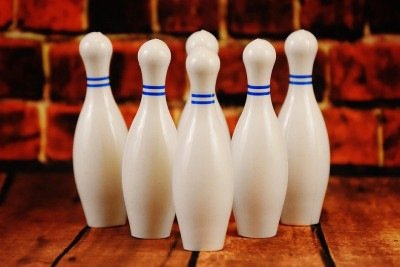 <p>O boliche é um esporte em que o jogador tenta derrubar dez pinos dispostos em formação triangular usando uma bola. É uma atividade acessível e popular entre pessoas de diferentes idades.</p>
 -  (crédito: Imagem de Alexa por Pixabay)