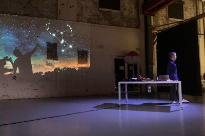 David Bergé em 'Machine Paralysis – Um falso lançamento de livro'  -  (crédito: Perle Palombe/divulgação)