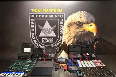 Diversos equipamentos usados para furtar e adulterar automóveis na capital mineira foram apreendidos pela PM -  (crédito: PMMG/Reprodução)