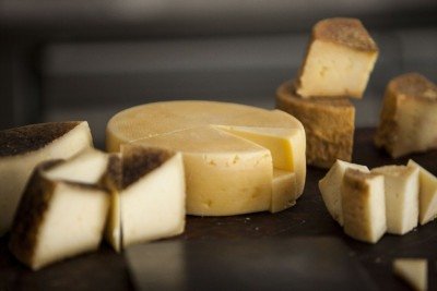 Na Serra da Canastra, produtores preservam o modo tradicional e artesanal de fazer queijo -  (crédito: Alexandre Mota/Divulgação)