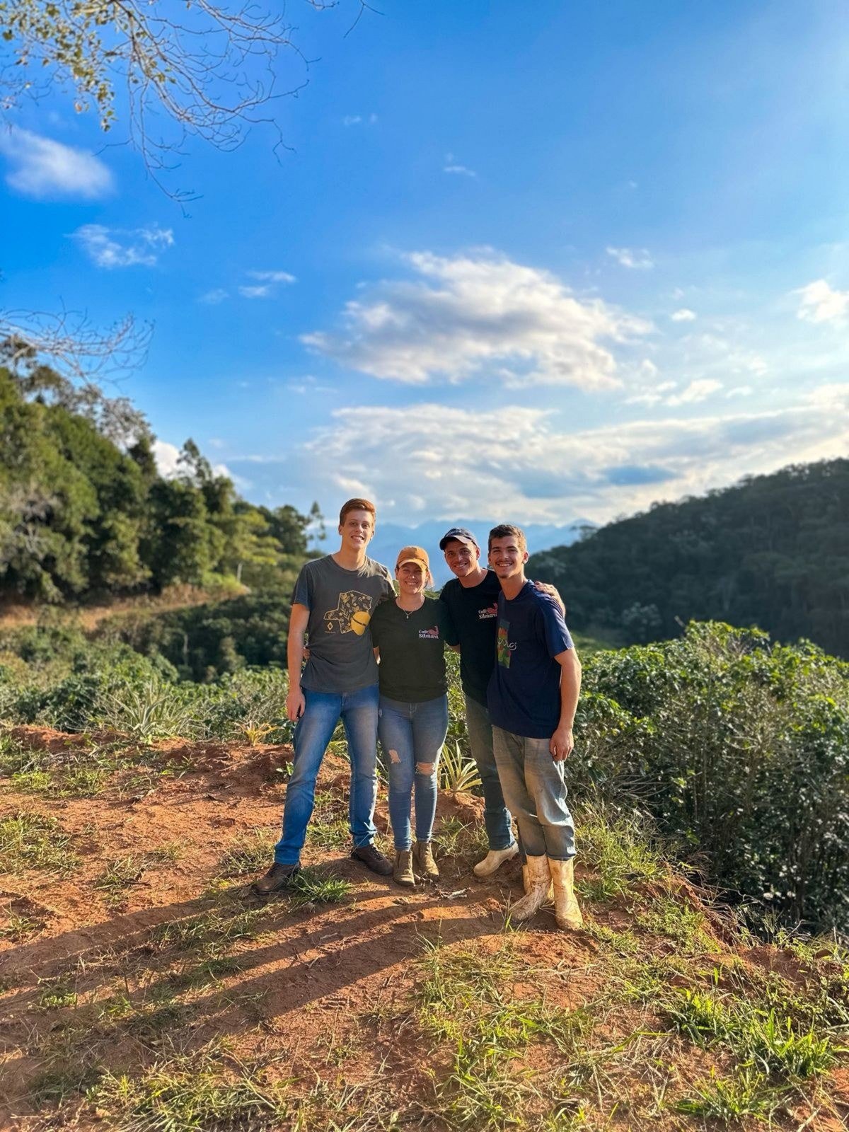 A produ&ccedil;&atilde;o do S&iacute;tio Imperial da Serra &eacute; baseada na agricultura familiar: Silmara Emerick trabalha com o marido, Charles, e os filhos Henrique e Wallyson