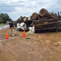 Motorista morre em capotamento de carreta na BR-365 - Divulgação/CBMMG