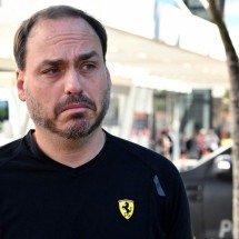 Carlos após visitar Bolsonaro: "Inchado e irritado" - Evaristo Sá/AFP