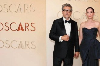  Kleber Mendon&ccedil;a Filho e a mulher, Emilie Lesclaux, diretor e produtora de 'O agente secreto' -  (crédito: AFP)