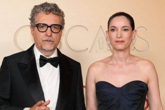 Kleber Mendon&ccedil;a Filho e a mulher, produtora Emilie Lesclaux, no tapete vermelho do Oscar  -  (crédito: Angela Weiss/AFP )