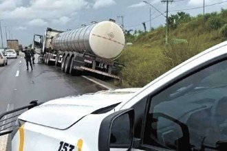 Motorista que dirigia a carreta tanque transportando leite que tombou no Anel Rodoviário foi autuado em flagrante por apresentar sinais claros de embriaguez -  (crédito: Guarda Municipal/Divulgação)