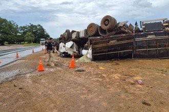 Carreta capotou na BR-365 na tarde deste domingo (15/3). Motorista morreu no local
 -  (crédito: Divulgação/CBMMG)