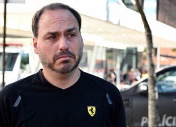 Carlos Bolsonaro visita o pai, Jair Bolsonaro, no hospital e diz que ex-presidente está 'Inchado e irritado'
 -  (crédito: Evaristo Sá/AFP)