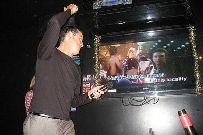 <p>O karaokê é uma atividade simples, mas que envolve famílias e amigos de forma divertida e  descontraída. O karaokê se popularizou em festas em diversas partes do mundo. </p>
 -  (crédito:  Arupdiary/Wikimédia Commons)