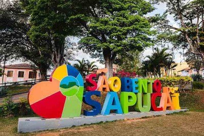<p>São Bento de Sapucaí, na Serra da Mantiqueira, fica a cerca de 185 km de São Paulo. Conhecida como “Toscana brasileira”, destaca-se pela produção de vinhos, queijos, cervejas e azeites.</p>
 -  (crédito:  São Bento do Sapucai /wikimédia Commons)