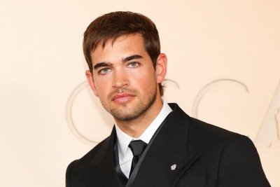 Sam A. Davis, diretor de "Os cantores" no tapete vermelho da 98&ordm; edi&ccedil;&atilde;o do Oscar -  (crédito: ANGELA WEISS/AFP)