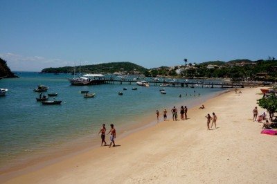<p>Búzios é um dos destinos mais charmosos do litoral brasileiro, conhecido pela combinação de praias variadas, paisagens naturais preservadas e clima cosmopolita. A antiga vila de pescadores se transformou em referência turística sem perder sua identidade.</p>
 - 