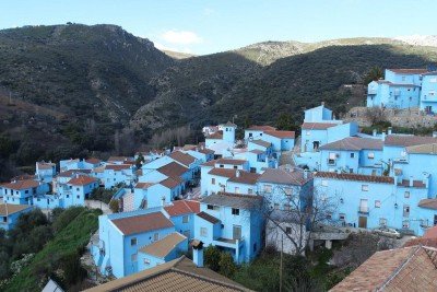 <p>Júzcar, cidade da Andaluzia, na Espanha, ficou famosa em 2011 ao pintar suas casas de azul para promover o filme “Os Smurfs”, transformando o local em atração turística.</p>
 -  (crédito: reprodução/ tripadvisor )
