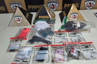 Policia Militar prendeu um homem pelo crime de tráfico de drogas em Governador Valadares. Um adolescente de 16 anos também foi apreendido. -  (crédito: Divulgação/PMMG)