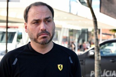 Carlos Bolsonaro visita o pai, Jair Bolsonaro, no hospital e diz que ex-presidente está 'Inchado e irritado'
 -  (crédito: Evaristo Sá/AFP)