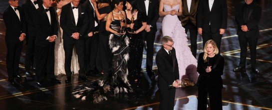 O cineasta norte-americano Paul Thomas Anderson e a produtora norte-americana Sara Murphy recebem o prêmio de Melhor Filme por 'One Battle After Another' ao lado do elenco e da equipe no palco durante a 98ª edição do Oscar. -  (crédito:  Patrick T. Fallon / AFP)