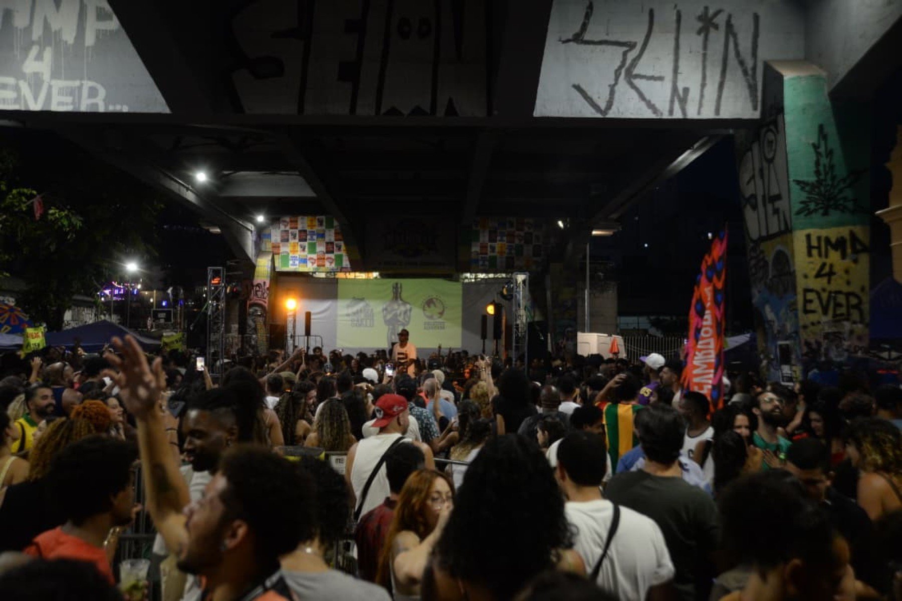 Samba do Arco exibe a cerim&ocirc;nia e atrai f&atilde;s de 'O agente secreto' para torcer pelo filme