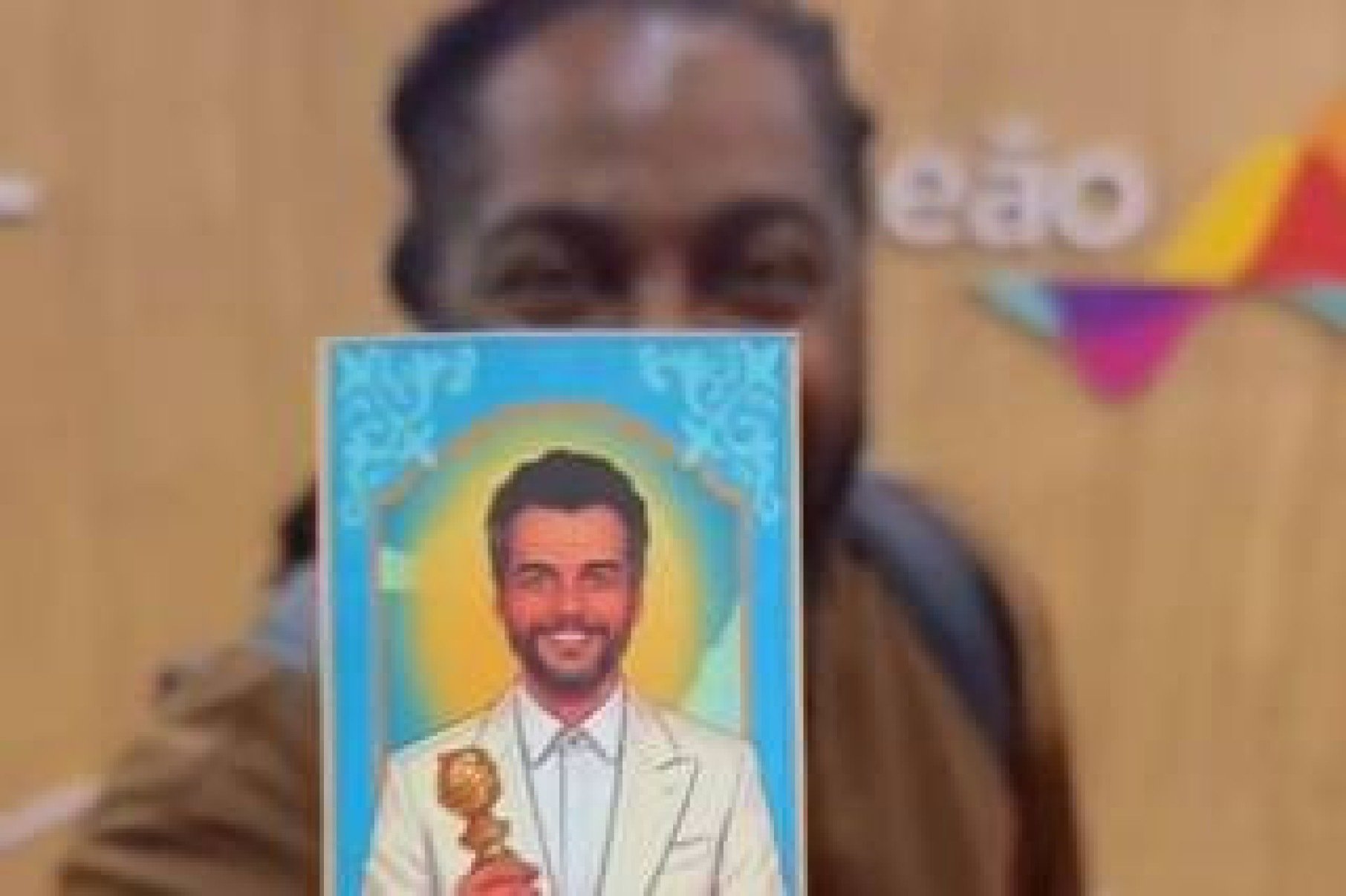 L&aacute;zaro Ramos mostrou no s&aacute;bado o 'santinho da sorte' de Wagner Moura que levou para Los Angeles, onde acompanha a festa do Oscar