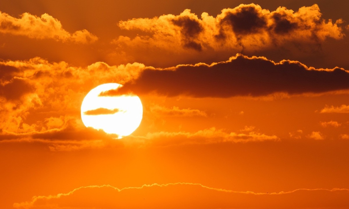 A intensidade do sol ilustra as ondas de calor que exigem atenção à saúde e hidratação adequada. - (crédito: wirestock/ Freepik )
