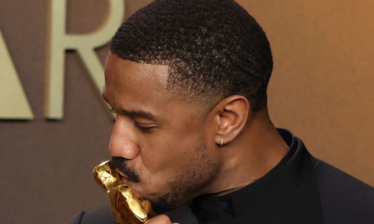 Michael B. Jordan beija a estatueta do Oscar de Melhor Ator durante a cerim&ocirc;nia realizada em Los Angeles em 15 de mar&ccedil;o de 2026