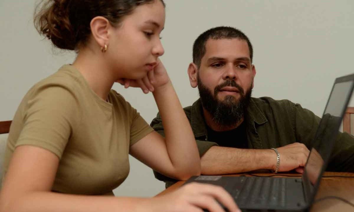 Marcus Lobo adotou aplicativos para acompanhar o uso de celular da filha Maria catarina, de 12 anos: 