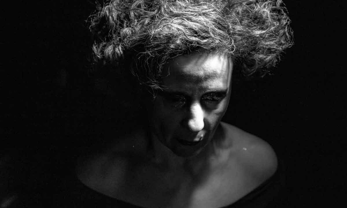 Atriz Rita Clemente olha para baixo 