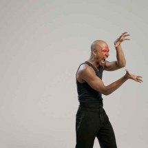 Bailarino Maxmiler Junio se revela no palco do Teatro Marília - Plano Sequência/divulgação