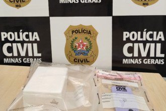 Durante o cumprimento de um mandado de busca e apreensão na casa da suspeita, em Contagem, foram apreendidos medicamentos e um celular
 -  (crédito: PCMG/Divulgação)