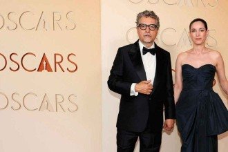 O diretor Kleber Mendonça Filho e a produtora Émilie Lesclaux chegam para a 98ª cerimônia do Oscar, em Los Angeles, ontem  -  (crédito: ANGELA WEISS / AFP)