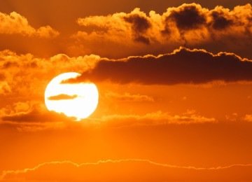 A intensidade do sol ilustra as ondas de calor que exigem aten&ccedil;&atilde;o &agrave; sa&uacute;de e hidrata&ccedil;&atilde;o adequada. -  (crédito: wirestock/ Freepik )