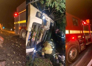 Motorista de 54 anos morreu preso às ferragens após caminhão carregado de carvão tombar na BR-135 em Buenópolis, na Região Central do estado. Passageira ficou ferida.
 -  (crédito: CBMMG/ Divulgação)