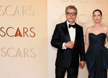 O diretor Kleber Mendonça Filho e a produtora Émilie Lesclaux chegam para a 98ª cerimônia do Oscar, em Los Angeles, ontem  -  (crédito: ANGELA WEISS / AFP)