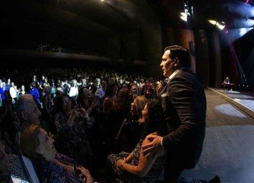 Daniel Boaventura posou com fãs para selfies no meio do show, no Palácio das Artes
 -  (crédito: JP Lima/Divulgação)