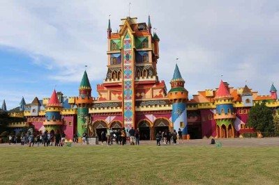 <p>O Beto Carrero World, maior parque de diversões da América Latina, anunciou um investimento de R$ 2 bilhões até 2028. Com áreas temáticas inéditas, hotéis integrados e atrações tecnológicas, o parque localizado em Penha (SC) busca se consolidar como destino internacional, seguindo modelos de sucesso como os complexos da Disney.</p>
 -  (crédito: Bárbara Bernardes /Wikimédia Commons)