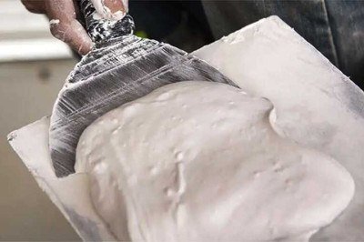 <p>O gesso, derivado do sulfato de cálcio, foi um material essencial na Roma antiga, usado em construções e em rituais. Sua capacidade de endurecer e preservar formas o tornou ideal para sepultamentos, como revelam pesquisas em York, no norte da Inglaterra. Esses achados modificam a visão tradicional sobre como os romanos lidavam com a morte de bebês.</p>
 -  (crédito: - Reprodução de Youtube)