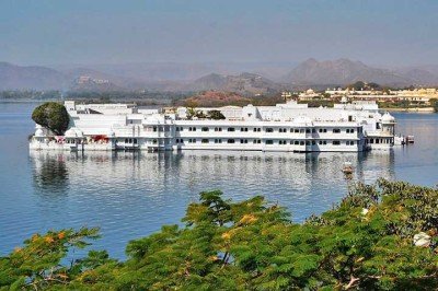 <p>Um hotel de luxo instalado em um palácio de mármore do século 18 com vistas surreais é um dos lugares mais impressionantes da Índia. O Taj Lake Palace fica localizado no centro do Lago Pichola, em Udaipur, a cerca de 30 minutos de carro do aeroporto de Udaipur. </p>
 -  (crédito: Reprodução do Flickr Michele Piselli)