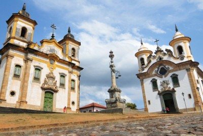 A Pra&ccedil;a Minas Gerais, em Mariana, ilustra a riqueza arquitet&ocirc;nica e a f&eacute; que marcam os roteiros religiosos do estado. -  (crédito: Gladyston Rodrigues/EM)