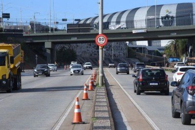 A sinaliza&ccedil;&atilde;o de velocidade &eacute; crucial nas vias de Belo Horizonte, onde o excesso &eacute; a principal infra&ccedil;&atilde;o, gerando multas pesadas. -  (crédito: Gladyston Rodrigues/EM/D.A Press)