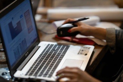 Guia completo para escolher o notebook ideal: entenda as especifica&ccedil;&otilde;es t&eacute;cnicas e fa&ccedil;a a melhor escolha para suas necessidades. -  (crédito: Engin Akyurt de Pexels)