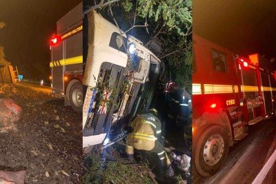 Motorista de 54 anos morreu preso às ferragens após caminhão carregado de carvão tombar na BR-135 em Buenópolis, na Região Central do estado. Passageira ficou ferida.
 -  (crédito: CBMMG/ Divulgação)