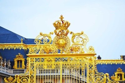 <p>Uma das atrações mais populares da França, o Palácio de Versalhes é um dos mais luxuosos e imponentes do mundo.  A versão atual do Palácio se Versalhes foi construída no século 17 sob ordens do Rei Luís XIV e serviu como centro do poder político do Antigo Regime até a Revolução de 1789.</p>
 -  (crédito: Imagem de StockSnap por Pixabay)