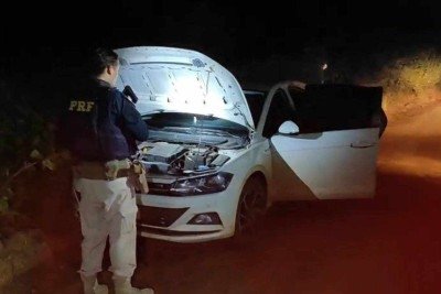 PRF resgata vítima de sequestro, amarrada em porta-malas na BR-116 -  (crédito: PRF)