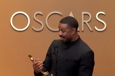 <p>Michael B. Jordan ganhou o Oscar de Melhor Ator na cerimônia de 15 de março de 2026 pelo filme Pecadores.<br />
No discurso, ele agradeceu à família, ao diretor Ryan Coogler e aos colegas de elenco, lembrando também os atores negros que abriram caminho em Hollywood.<br />
Jordan concluiu emocionado dizendo que está ali “por causa das pessoas que vieram antes” e agradeceu ao público por ter “apostado” em sua trajetória.</p>
 -  (crédito: Reprodução de vídeo Youtube)