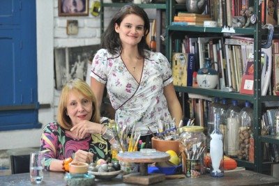 A pintora, desenhista e professora Sara Weissmann com a filha, Leonora Weissmann, em 2014. Ambas se destacam no cenário cultural de Minas Gerais -  (crédito: Alexandre Guzanshe/EM/D.A Press/29/4/2014)