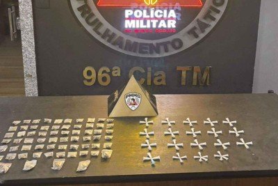 Foram encontrados 78 pinos de coca&iacute;na e 64 buchas de maconha no local onde o suspeito estava, segundo a PMMG -  (crédito: Divulga&ccedil;&atilde;o PMMG)