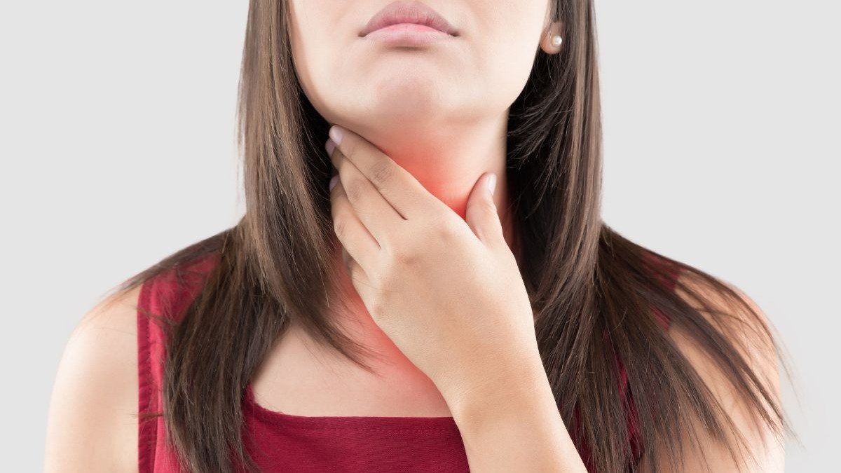 A irrita&ccedil;&atilde;o e o inc&ocirc;modo na garganta, representados na imagem, podem ser sinais de catarro constante ou outras condi&ccedil;&otilde;es. -  (crédito: Tharakorn arunothai)